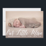 Vårt lilla manschettfoto Birth-meddelande Meddelande<br><div class="desc">Roligt och vismiskt födelsetillkännagivande med kalligrafi och mönstrad bakgrund. Detta tillkännagivande finns i olika typsnitt.</div>