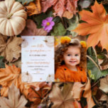 Vårt lilla Pumpkin Birthday Photo Inbjudningar<br><div class="desc">Fira din lilla speciella dag med vår lilla Pumpkin Birthday Photo-inbjudan. Med den här beundransvärda inbjudan till anpassadet kan du lägga till ett personligt foto, skapar det som en unik keepé för dina gäster. Perfekt för en första födelsedag med falltema, den här inbjudan anger tonen för ett charmigt och minnesvärt...</div>