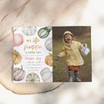 Vårt lilla Pumpkin Boho Fall Födelsedagsfest Photo Inbjudningar<br><div class="desc">Vår lilla pumpa inbjuden på en födelsedag - perfekt för en liten flicka som har oktober, fall eller Halloween-temed party. Den lämnat sidan av inbjudan har en ram med olika handmålade vattenfärgspumpor av färgad: orange, grönt, lila, rosa och till och med blått! Inuti ram finns det moderna penseltecken och snyggt-typografi...</div>