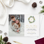 Vårt nya foto från Winter Greenery Guld Monogram<br><div class="desc">Detta vackra julkort för det nyfödda par och familjens dubblor som ett flytta annonskort! Meddela din ny adress till familj och vänner i början av helgdag. Eleganten har ett porträtt-foto intill en blommigt vinter-grön krans med anpassningsbar guld-folie i monogramform. Snyggt guld-grått och -mörk innehåller texten "Vårt nya hem för Helgdagarna"...</div>
