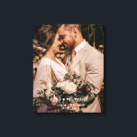 Vårt ögonblick | Rustic Newlyweds Personligt bröll Canvastryck<br><div class="desc">Gör den här fotoomslutna arbetsytan till din egen genom att placera din favorit bröllop bild från den allra lättaste dagen någonsin. Den här fantastiska arbetsytebilden visningar ditt eget bröllop eller pars foto, tillsammans med ord "Vårt ögonblick" i en elegants vita kalligrafiövertäckning. Anpassa till namn och datum för bröllop. En underbar...</div>