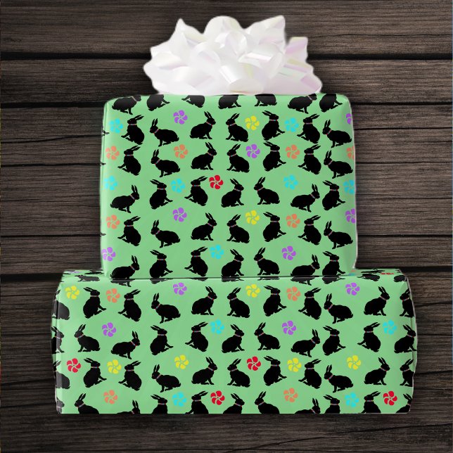 Vårtidsvart Sitta-kanin, färgade blommor Presentpapper (Black silhouette sitting rabbits, colourful flowers on green birthday or Easter gift wrapping roll.)