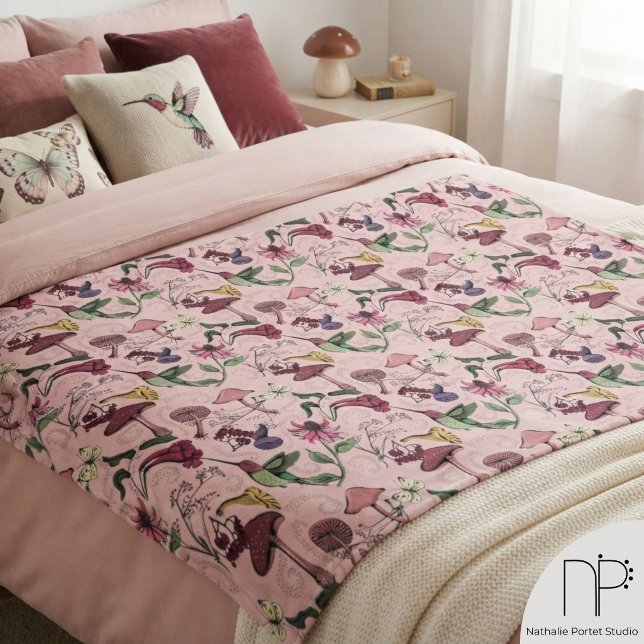 Vårträdgård Kolibri Filta Fleecefilt (Hand-drawn hummingbirds and wildflowers on a blush pink fleece blanket.)