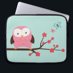 Våruggla Laptop Sleeve<br><div class="desc">Den gulliga illustrationen av en uggla perched på ett körsbärsrött träd.</div>