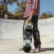 Varulv som är på hela skateboard i byn