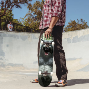 Varulv som är på hela skateboard i byn