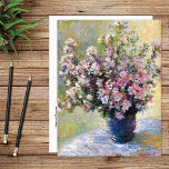 Vas i Flowers Claude Monet Vykort<br><div class="desc">Ett vykort för bra med likalydande målning,  Vas of Flowers (1881-1882) från Claude Monet (1840-1926). Ett blått vas på bord med rosa vild mallow blommor i det imponerande stil.</div>