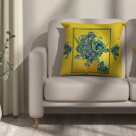 Vas med Irises , Vincent Van Gogh Kudde<br><div class="desc">Fortfarande: Vas med Irises Against a Gult Background utmärker sig som en av Vincent van Goghs mest välkända blommigt fortfarande livtavlor. Den enda period under vilken Van Gogh producerade mycket få liv var under hans vistelse i Saint-Rémy. Det kanske beror på att det omgivande landskapet på Saint-Rémy var så att...</div>