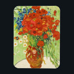 Vas med kornblommor och Poppies, Van Gogh Magnet<br><div class="desc">Den här oljan på målarduk, som färgades 1886, kännetecknas av en perfekt som blandas med färg och penselarbete. Mot en blekblå bakgrund målade Van Gogh en vas med en bukett av intensivt blåa kornblommor, ljusröda poppies och gråvita margueriter. Den pulserande färgen av kornblommor, poppies och margueriter visar blommor i blomning....</div>