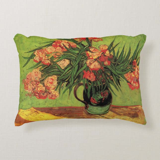 Vas med oleander och böcker av Vincent van Gogh Prydnadskudde (Framsidan)