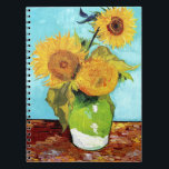 Vas med tre solrosor (1888) Van Gogh spiral Anteckningsbok<br><div class="desc">Den fantastiska golden gult solblomman på ljusblått underlag är brännpunkten i det här klassade spiral-bundna anteckningsblocket, där Van Goghs "Vas med tre solblommor" (1888) ingår. Vid Gultens hus i Arles gjorde Van Gogh i augusti 188 fyra solrosliv. Av de två sistnämnda är de två mest välkända de 14 blommorna i...</div>