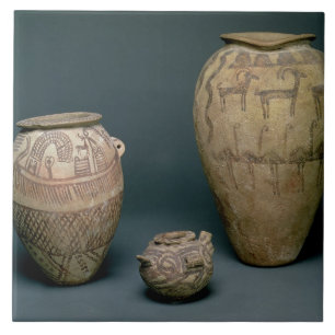 Vasen dekorerade med olika frisar av djur och kakelplatta