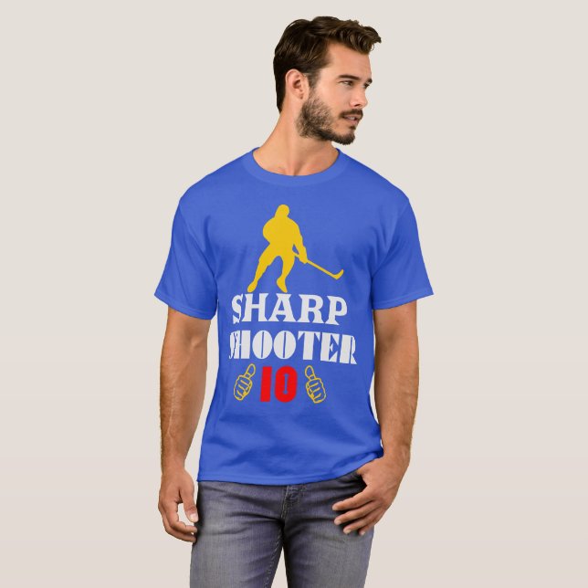 🏆 Vass Shooter 10 American Manar Classic Basic T Shirt (Hel framsida)