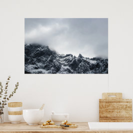 Vassa bergkanter och mjuka moln poster