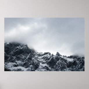 Vassa kanten av berg och mjuka moln poster