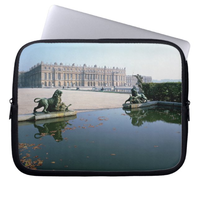 Väster- eller trädgårdfacaden som beskådas från laptop sleeve (Framsidan)