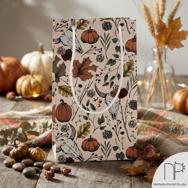 Västerländsk höstskörd Ko Skalle Liten presentpåse (Western Fall Harvest Cow Skull Gift Bag with hand-drawn fine-line ink artwork of rustic autumn motif)