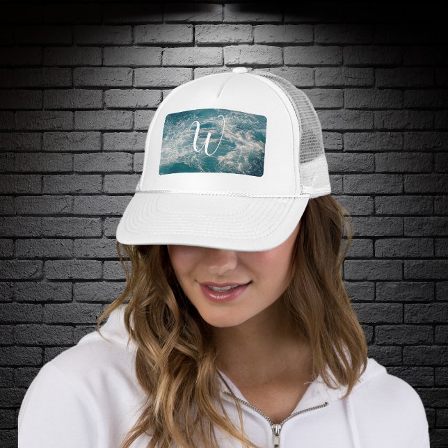 Västindiens Sjölandskap Blue White Wave Vapensköld Keps (Caribbean Seascape Blue White Wave Crests Monogram Trucker Hat)