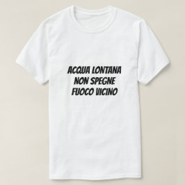 Vatten afar släcker inte en brand på italienska t shirt