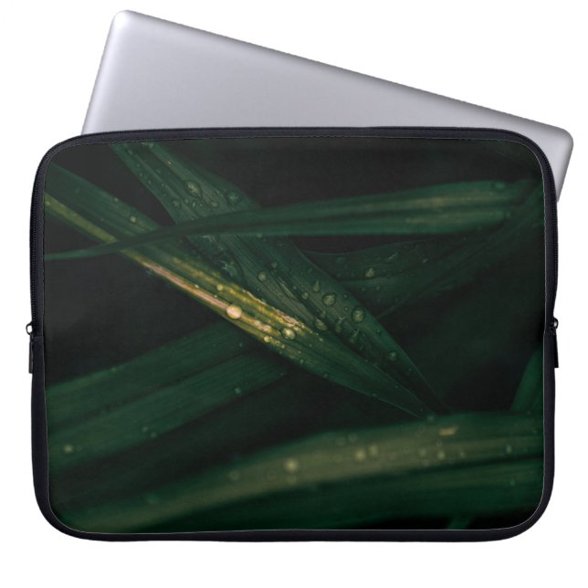 VATTEN DROPLETS PÅ GRÖNT LÖV LAPTOP FODRAL (Framsidan)