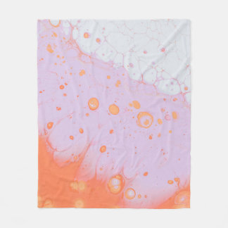 VATTEN DROPLETS PÅ RED YTA FLEECEFILT