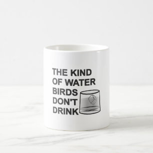 Vatten-fågeln dricker inte kaffemugg