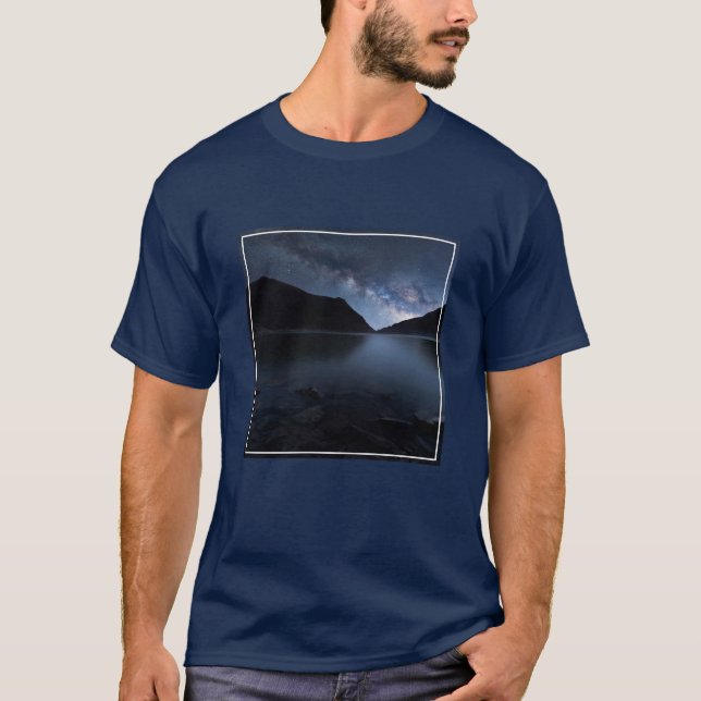 Vatten | Lakeshore i natt T Shirt (Framsida)