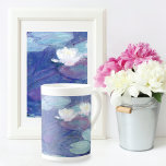 Vatten Lilies Blue Vatten Claude Monet Benporslin Mugg<br><div class="desc">En bra konst Bone China Mugg med den imponerande målningen Vatten Lilies (1897) av Claude Monet (1840-1926). En Fransk Impressionistisk målare. Inspirerad av sin egen trädgård i Giverny,  Frankrike. Lily dynor med vita blommor på briljant blå vatten.</div>