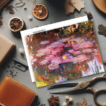 Vatten Lilies Gula blommor Claude Monet Vykort<br><div class="desc">Ett vykort för brans konst med landskapsmålning,  Vatten Lilies (1917) av Claude Monet (1840-1926). En damm av rosa hued lilja dynor med gula blommor. Monet producerade många målningar av vatten lilies från sina egna trädgårdar i Giverny,  Frankrike.</div>