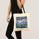 Vatten Lilies Tygkasse<br><div class="desc">Vatten Lilies är en serie på över 200 oljemålningar av Fransk Impressionist Claude Monet. Den här målningen,  som avslutades 1919,  har blå och rosa nyanser.</div>