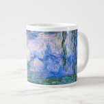 Vatten Lilis Jumbo Mugg<br><div class="desc">Vatten Lilies är en serie på över 200 oljemålningar av Fransk Impressionist Claude Monet. Den här målningen,  som avslutades 1919,  har blått och rosa.</div>