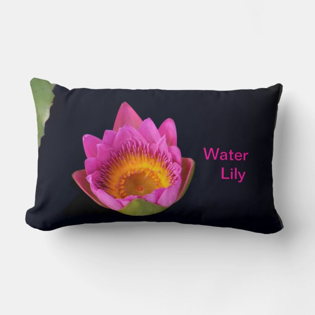 Vatten Lily Pillow i Shock rosa och Black Lumbarkudde (Framsida)
