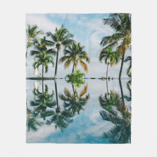 VATTEN REFLEKTION AV COCONUT HANDFLATAN TRÄD FLEECEFILT