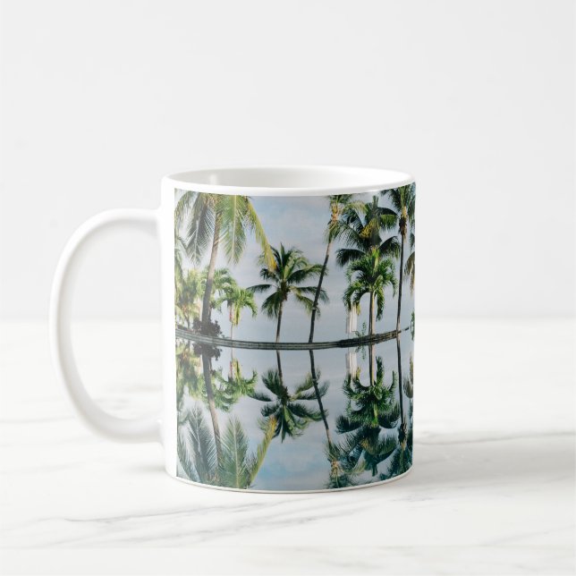 VATTEN REFLEKTION AV COCONUT HANDFLATAN TRÄD KAFFEMUGG (Vänster)