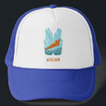 Vatten Skiing Life Jacka Graphic Personlig Keps<br><div class="desc">Skapa en personlig som är perfekt för vatten-skidåkare och vatten sport-entusiaster. Den här basebollhatten eller lastbilschaufförens hatt visar en vatten-skier i orange,  ljusblått och tårblått i form av en livsväst i jacka. Nedan finns en punkt där man kan lägga till ett namn i samordningen av orangen.</div>
