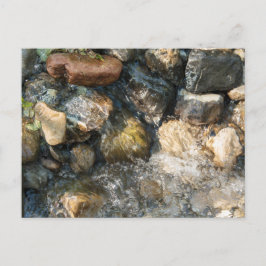 Vatten som flyter över stenar i en strömlinjeforma vykort