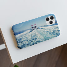 Vatten som går bakom snabbstartsbåt