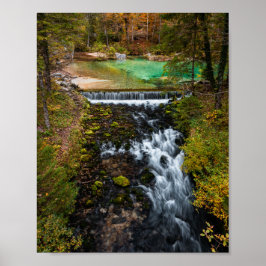 Vatten som rinner genom höstskog poster