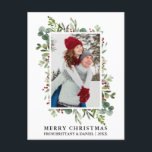 Vattencolor Greenery Berries par jul Vykort<br><div class="desc">Elegant Watercolor Winter Grey God jul par Photo Helgdag Postcard innehåller eukalyptus löv och röda hollbär.</div>