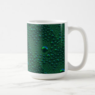 Vattendroppar på grön metall kaffemugg