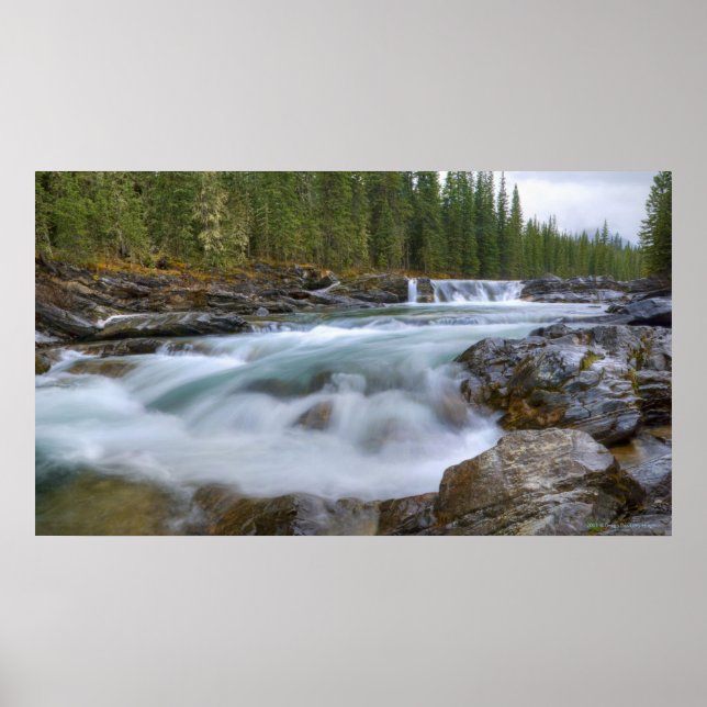 Vattenfall i fårfloden i Rocky mountains Poster (Framsidan)