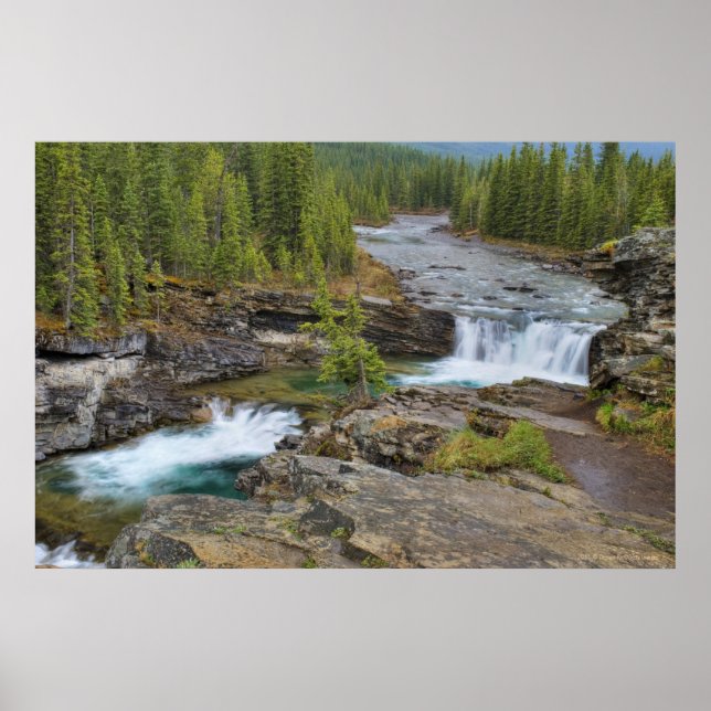 Vattenfall i Kanadas Rocky mountains Poster (Framsidan)