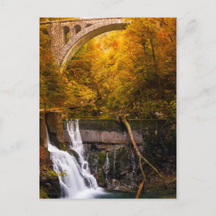 Vattenfall i Vintgar Gorge canyon på hösten Vykort