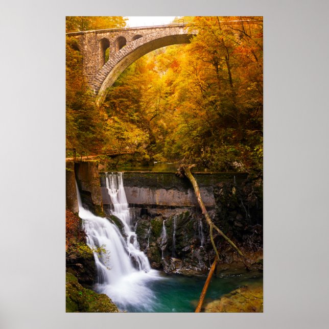 Vattenfall i Vintgar Gorge-canyonen på hösten Poster (Framsidan)