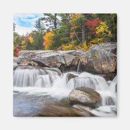 Vattenfall längs en bergsflod magnet