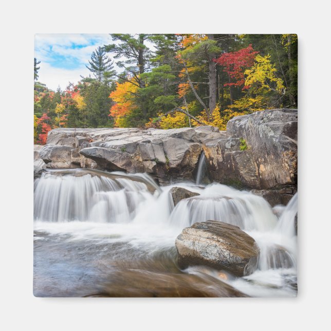 Vattenfall längs en bergsflod magnet (Framsidan)