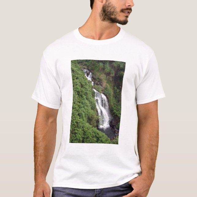 Vattenfall nära Hilo, Hawaii T-shirt (Framsida)