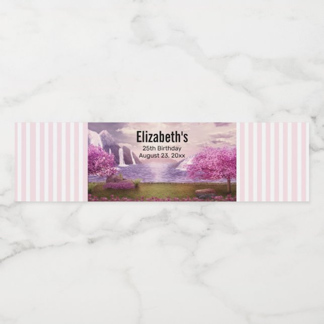 Vattenfall och Cherry Träd runt en Sjö-födelsedag Vattenflaskor Etikett (Singel etikett)