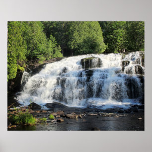 Vattenfall omgivna av Träd Färg 16 x 20 Poster
