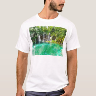 Vattenfall på den Plitvice nationalparken i T-shirt